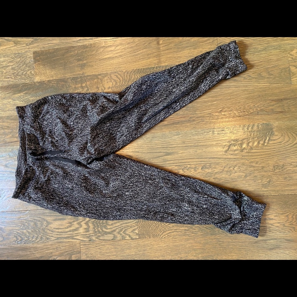 Lululemon b&w joggers barely worn